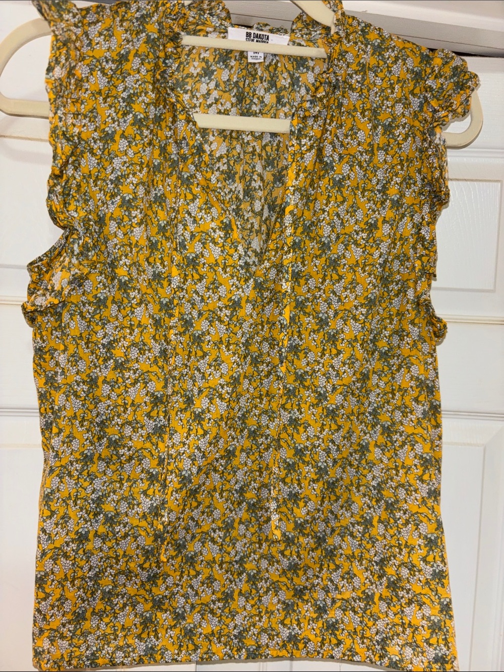 BB Dakota cotton Yellow Floral V-Neck Ruffle Sleeve Top medium